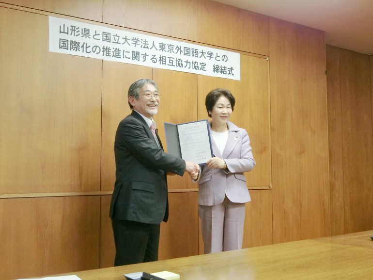 締結式立石学長笑顔